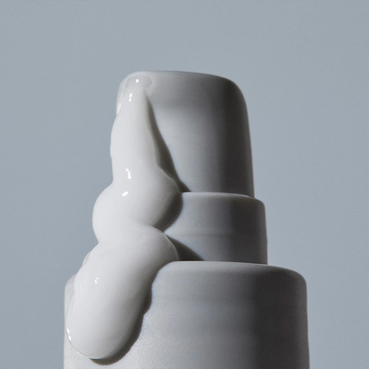Зволожувальна сироватка флюїдної консистенції для обличчя всіх типів шкіри, зокрема, для чутливої RHODE PEPTIDE GLAZING FLUID The Dewy Hydration Layer